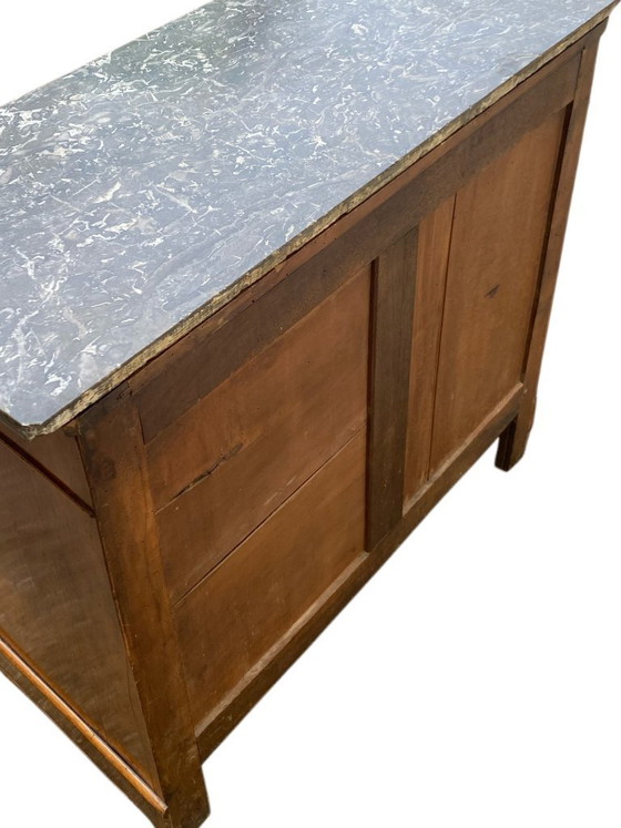 Image 1 of 19e-eeuwse ladekast van Louis Philippe, vervaardigd uit wortelnotenhout met een marmeren blad.