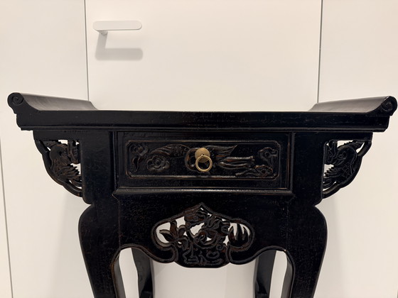 Image 1 of Consolle orientale vintage in legno nero con cassetto.