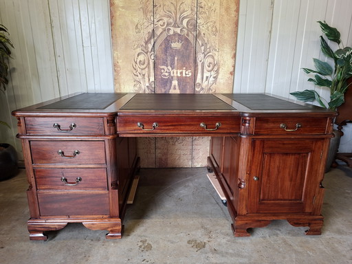 Classic English desk, writing table, desk with leather inlay, dimensions: 178x104cm and 78cm high.