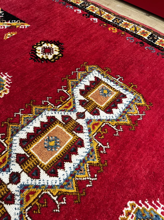 Image 1 of Hermosa alfombra bereber marroquí hecha a mano.