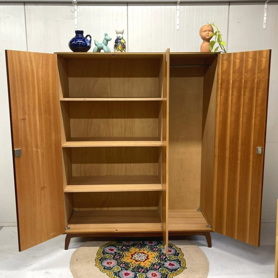 Image 1 of Armadio vintage di metà secolo con ripiano appendiabiti rimovibile per la biancheria.