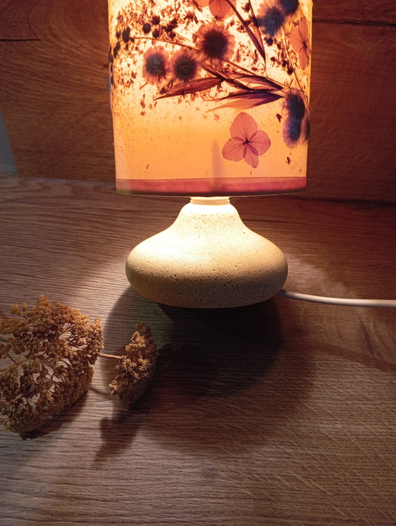 Image 1 of Mini lampe pierre, abat jour inclusion fleurs séchées bintagey