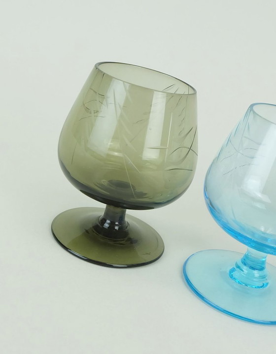 Image 1 of 6 Likörgläser aus der Mitte des Jahrhunderts 1950er 60er Jahre farbiges Glas mit eingeschnittenem Muster