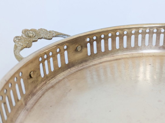 Image 1 of Vassoio da galleria vintage in ottone con bordo traforato e manici floreali, stile Hollywood Regency.