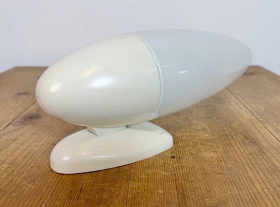 Image 1 of Industriële witte bakelieten wandlamp met melkglas, jaren 1950
