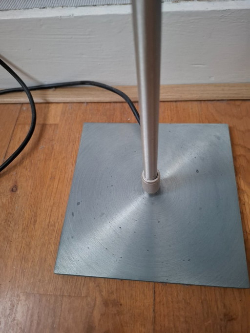 Lampadaire Constanza par Luceplan. Pied télescopique en aluminium avec interrupteur marche/arrêt