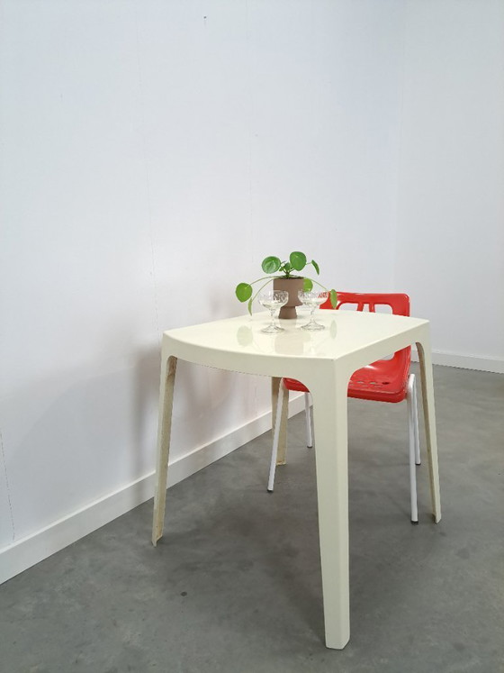 Image 1 of Vintage gebroken wit kunststof tuintafel eettafel
