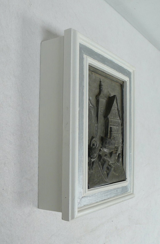 Image 1 of Vintage sleutelkastje hout wit + 3D tinnen afbeelding dorpsgezicht