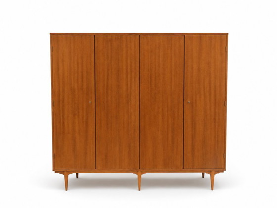 Image 1 of Armario antiguo de 4 puertas fabricado en la década de 1960.