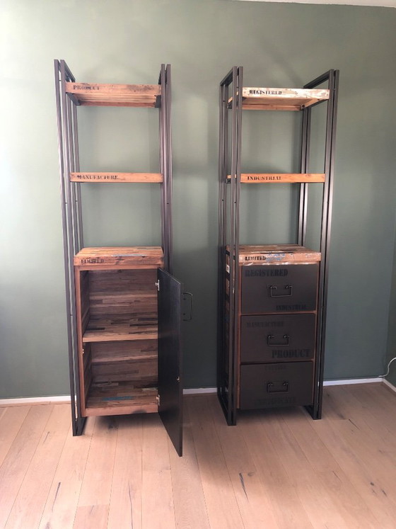 Wall cabinets – Metal (photo 11 of 11)