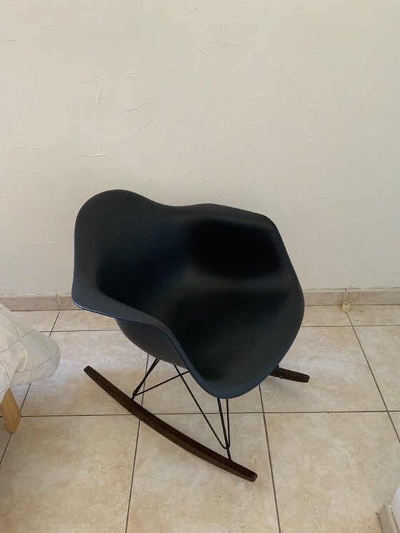 Vitra Eames RAR schommelstoel – Zwarte collectie 2015 – Charles & Ray Eames – Schommelstoelen, Metal, Plastic (photo 4 of 8)