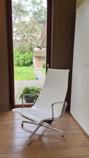 Vitra Aluminum Chair EA 124 - Snow Leather