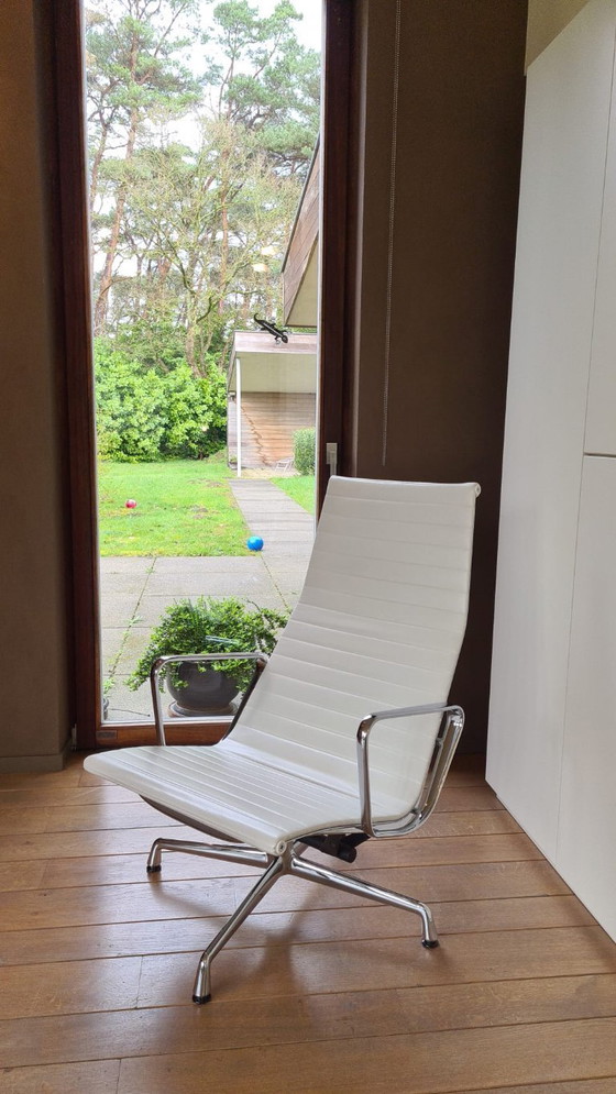 Image 1 of Vitra Aluminum Chair EA 124 - Snow Leather
