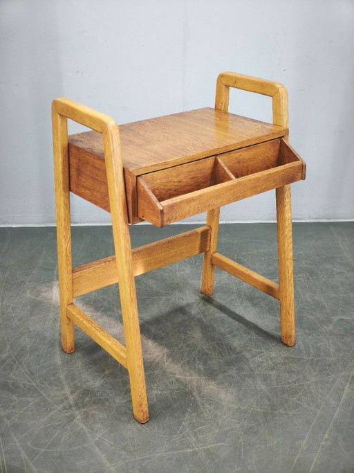 Table d'appoint en chêne tchèque des années 1960 avec tiroir de rangement intégré