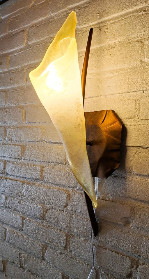 Sillux Designer-Wandleuchte mit bernsteinfarbenem Glas.