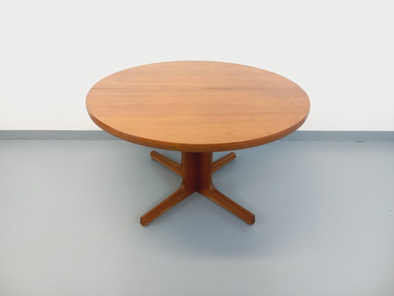 Image 1 of Table à manger ronde scandinave vintage en teck des années 60 avec rallonges