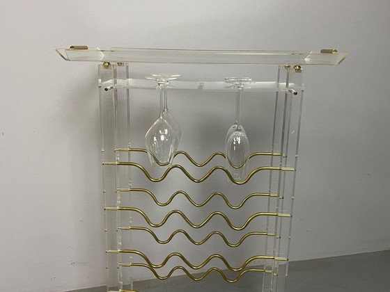 Seltenes skulpturales David Lange Lucite & Messing Weinregal. Frankreich, 1970er Jahre. Ref.: DO2000 (photo 6 of 12)