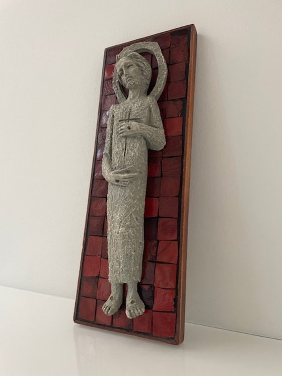 Image 1 of Figure du Christ en relief sur une plaque de mosaïque rouge