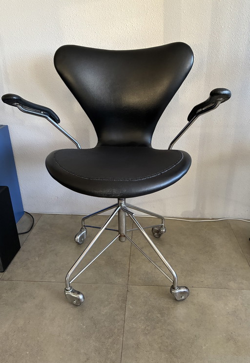 Fritz Hansen série 7 modèle 3217 design Arne Jacobsen (1960)