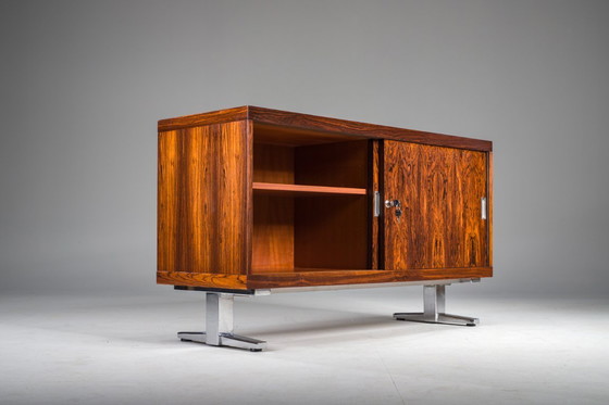 Image 1 of  Credenza di metà secolo in legno impiallacciato Palisander con gambe cromate, 1960
