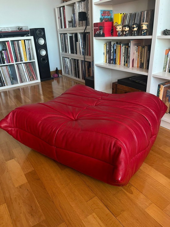 Image 1 of Originele 4-delige TOGO bank van rood leer, ontworpen door Michel Ducaroy voor Ligne Roset.