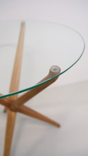Handgemaakte bijzettafel van massief teak met glazen blad