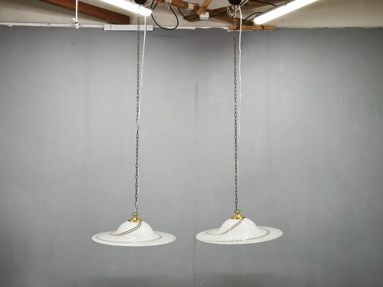 Paar Italiaanse Murano opaalglas en messing hanglampen uit de jaren 70 – Kroonluchters (photo 11 of 15)