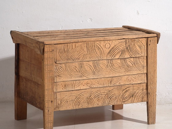 Antieke volksgesneden kist van grenenhout – Centraal-Europa, circa 1850 – Opbergkast, Rustic (photo 2 of 40)