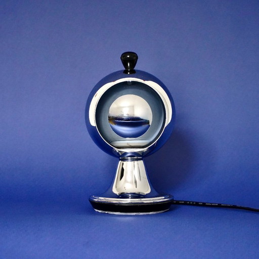Chromen bolvormige "Eclipse" tafellamp – geïnspireerd op het iconische Space Age-design uit de jaren 60.