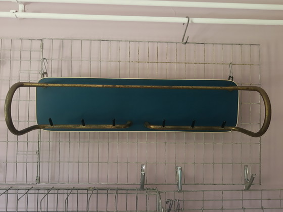 Image 1 of Porte-manteau mural original bleu pétrole des années 50, cadre tubulaire doré