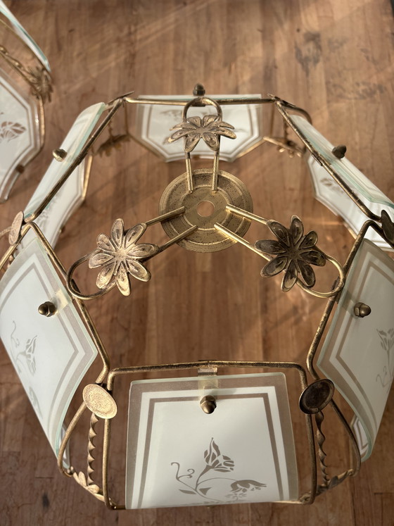 Image 1 of Set van 2 vintage glazen lampenkappen (Ø40 cm) met goudkleurig bloemenframe – Art Nouveau stijl