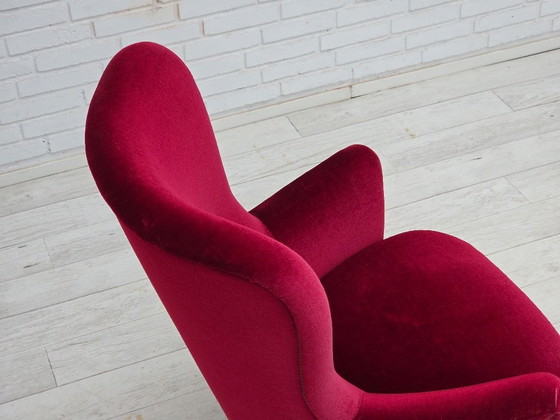 Image 1 of Poltrona danese con schienale alto, anni '70, rivestimento in velluto rosso, legno di faggio.