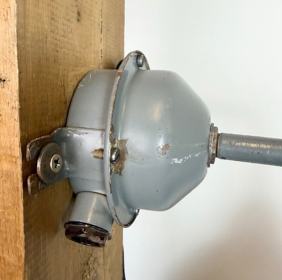 Image 1 of Industriële fabriekswandlamp met zwarte emaille kap, jaren 60