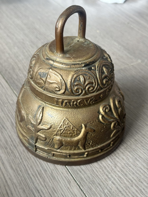Image 1 of Campana de monasterio de cobre con adorno religioso en relieve.