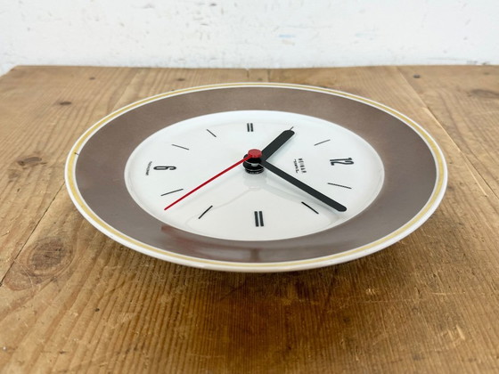 Image 1 of Reloj de pared antiguo de porcelana de Alemania Oriental, fabricado por Weimar Electric, década de 1970.