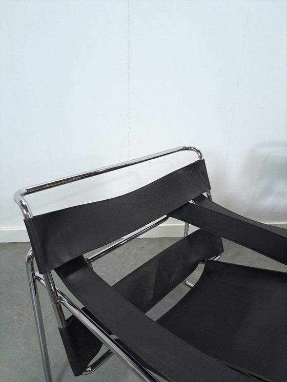 Image 1 of Réplica de la silla Wassily con cuero negro y cromo