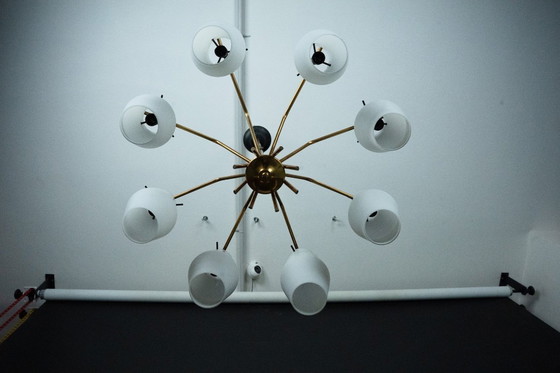 Image 1 of Kroonluchter uit het midden van de vorige eeuw met acht opaalglazen kappen in Stilnovo-stijl. Italië, jaren 50.