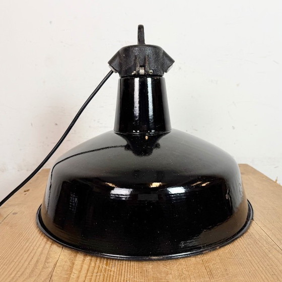 Image 1 of Industriële zwarte geëmailleerde fabriekslamp met gietijzeren bovenkant, jaren 50