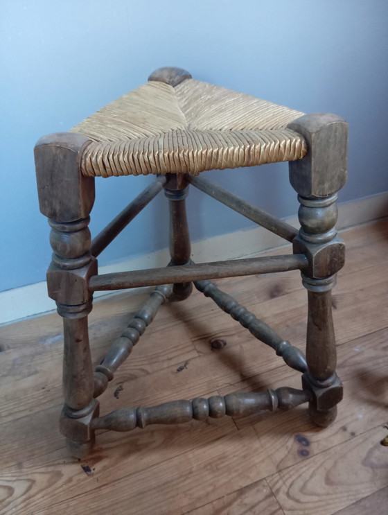 Image 1 of Dreibeiniger Hocker aus geschnitztem Massivholz, Sitzfläche aus Stroh, Neo-Baskischer Stil, Frankreich