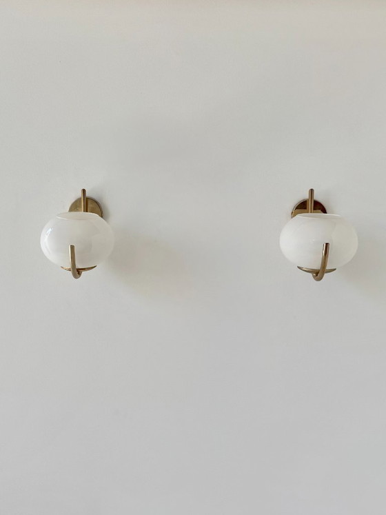 Image 1 of Coppia di applique da parete vintage, in ottone e vetro opalino, Francia, 1970