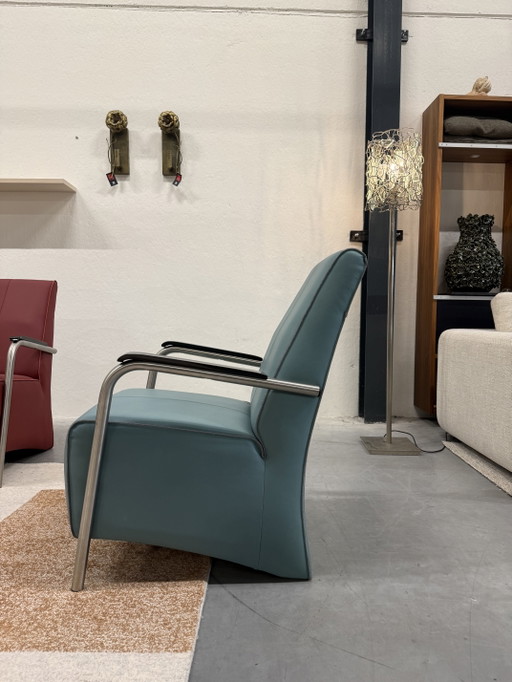 Sillón Bari de Jess Design, piel azul.