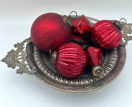 Image 1 of 1. Vintage glazen kerstballenset in rood en zilver