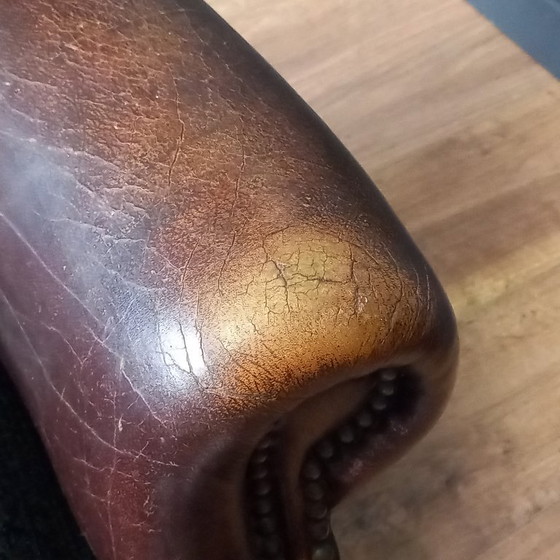 Image 1 of Steigern Sie Ihr Wohngefühl mit diesem beeindruckenden Set Chesterfield-Ohrensesseln aus Kuhfell!