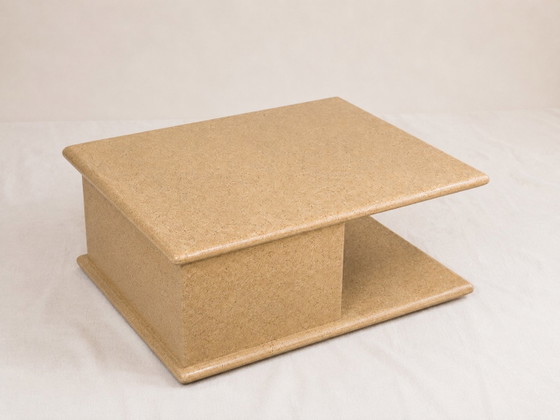 Tavolino laterale o d'appoggio firmato Jean-Claude Mahey, in legno e resina beige screziata, anni '70. (photo 3 of 5)