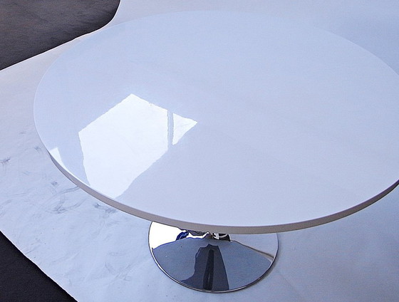 Image 1 of Tavolo da pranzo rotondo con piano bianco lucido su struttura Tulip in cromo, 120 cm (non Saarinen/Knoll)