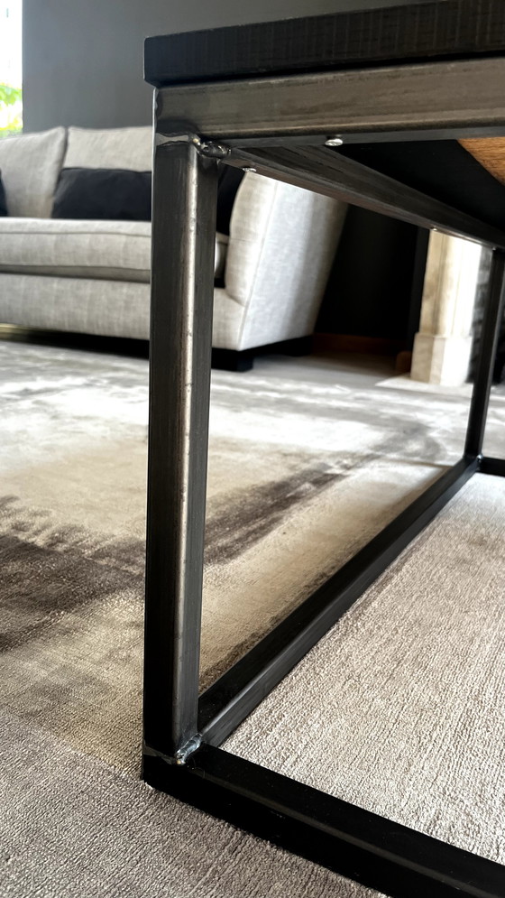 Image 1 of Tavolino da caffè in legno nero con base in metallo