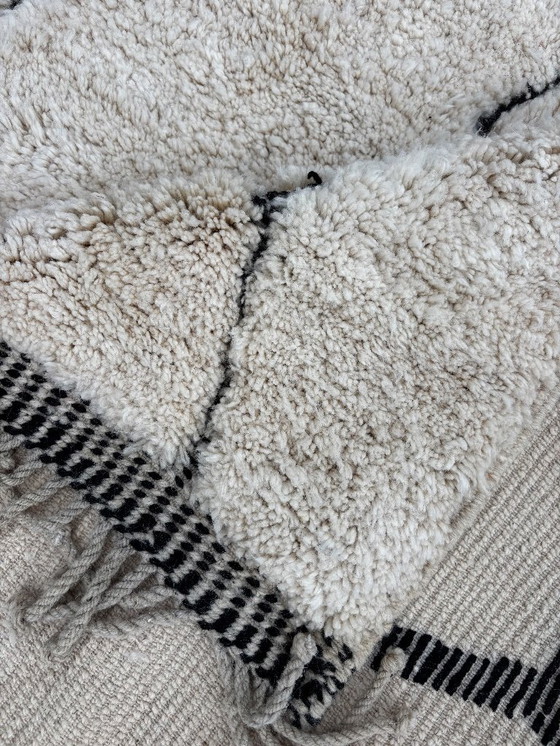 Image 1 of Tapis berbère marocain de luxe en laine 200x300 cm – Tapis berbère blanc et noir