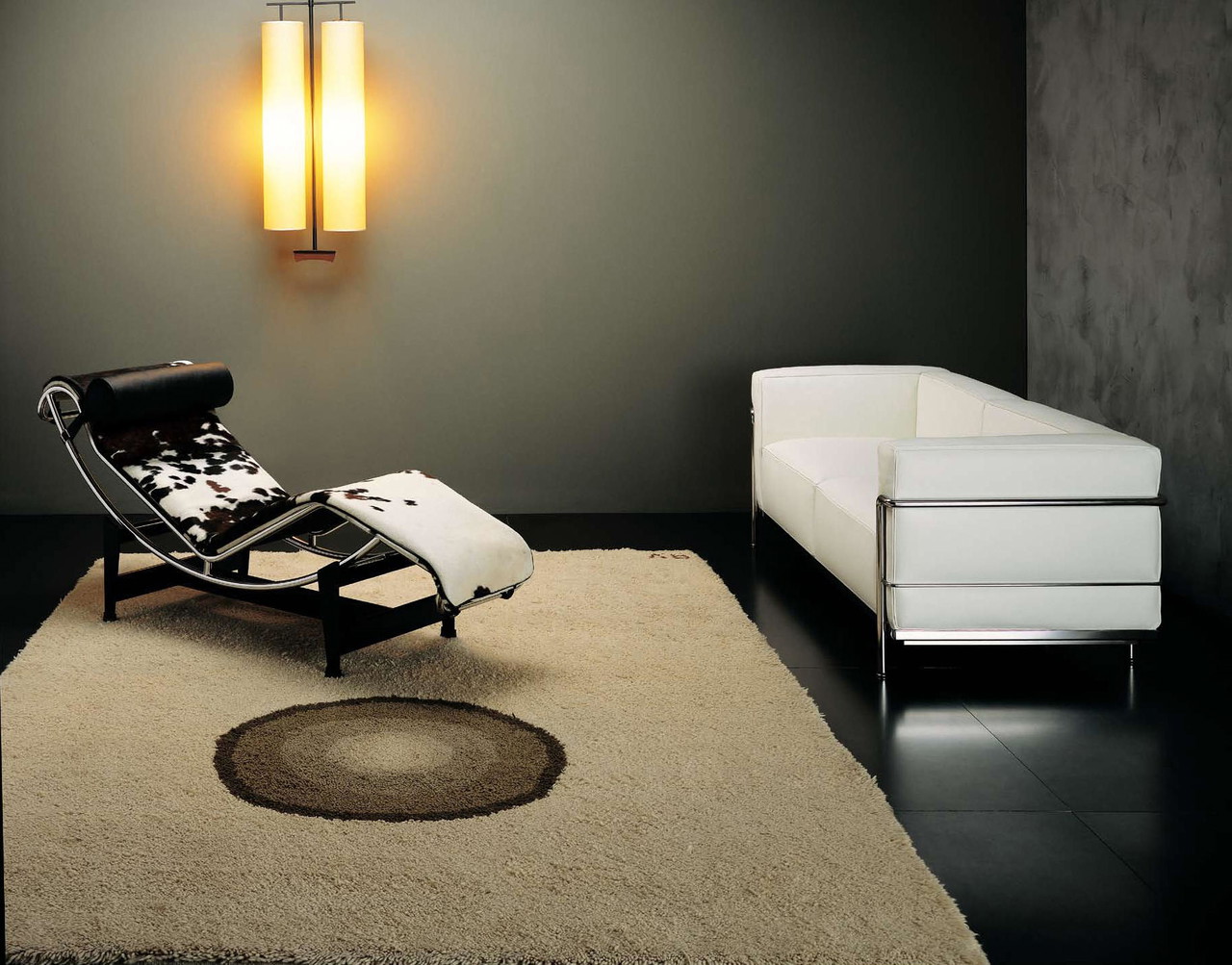 Poltrona Cassina LC3 di Le Corbusier in pelle color crema, Italia