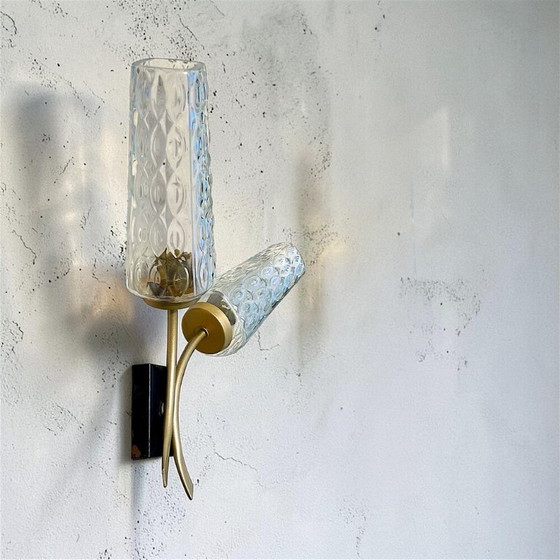 Aplique de pared doble de latón y vidrio texturizado de estilo moderno de mediados de siglo (años 50). (photo 3 of 15)