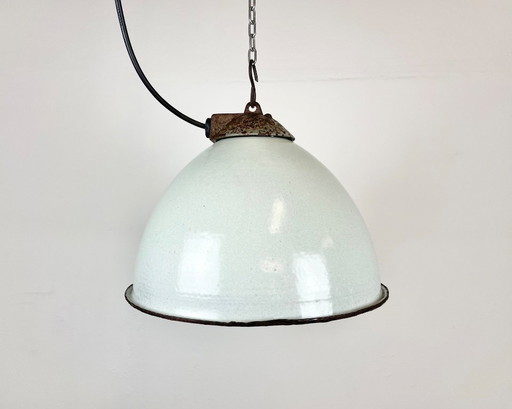 Industrielle Fabriklampe aus weißem Emaille mit gusseisernem Aufsatz, 1960er Jahre